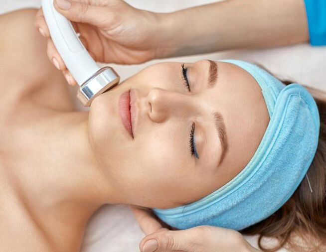 La fille est faite une correction de l'ovale du visage