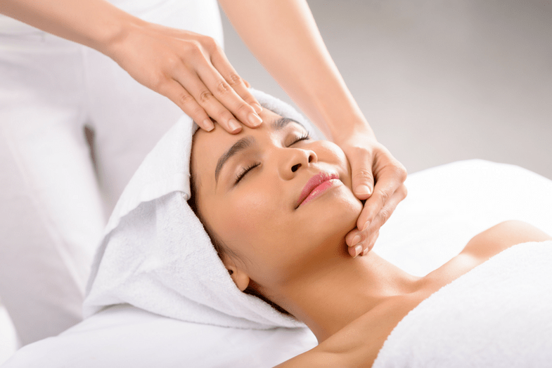 Le massage est l'une des méthodes de rajeunissement de la peau du visage et du corps